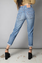 Load image into Gallery viewer, Blue distressed ripped levi's 501's Jeans