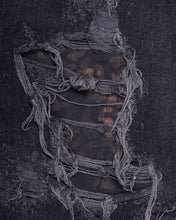 Load image into Gallery viewer, Distressed black Levi's 550 denim shorts