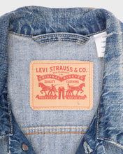 Load image into Gallery viewer, Levi&#39;s medium blue stone washed denim jacket
