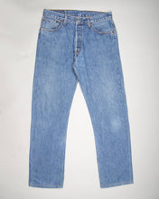 Load image into Gallery viewer, Blue Levi 501&#39;s straight cut jeans

