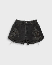 Load image into Gallery viewer, Distressed black Levi&#39;s 550 denim shorts

