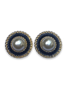 Circular pearl '80s style black gold clip on earrings