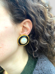 Circular pearl '80s style black gold clip on earrings